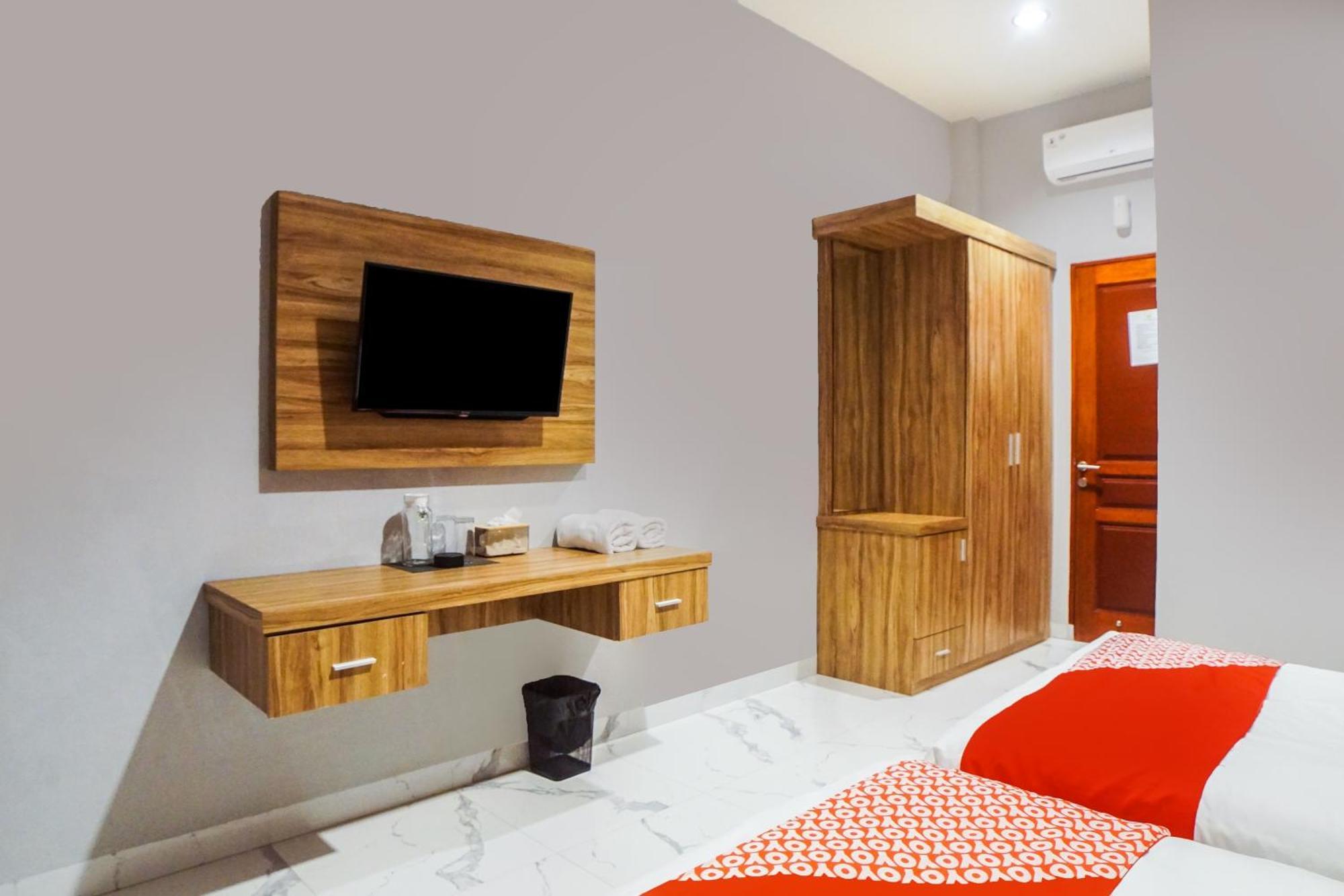 Super Oyo Capital O 92066 Papakoel Hotel & Cafe Medan Exterior photo